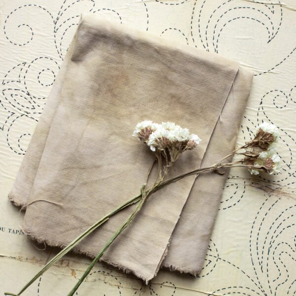 Coupons de tissus pour broderie – Les beiges effet ‘parchemin’ – vintages et teintures naturelles –