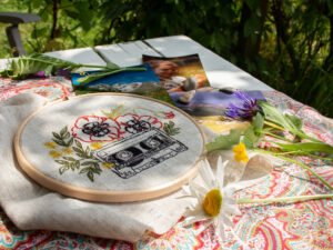 Lire la suite à propos de l’article Tout savoir sur les kits de broderie Rue de Pleine Lune