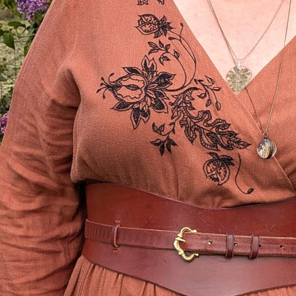 « Floraison à l&rsquo;indienne » – Motif vintage à broder sur manches bouffantes ou jolie blouse