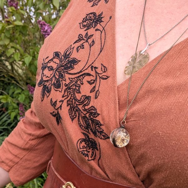 « Floraison à l&rsquo;indienne » – Motif vintage à broder sur manches bouffantes ou jolie blouse